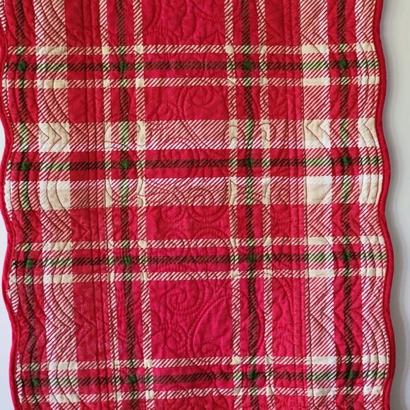 Vtg 80s 90s Y2K Quilted Red Christmas Table Runner With Holly Berry Design - Picture 10 of 10
